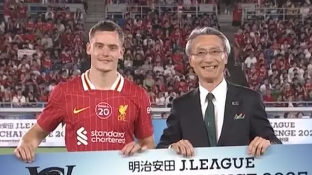 Florian Wirtz nhận món quà "bất thường" sau khi ghi bàn trong trận Liverpool - Yokohama
