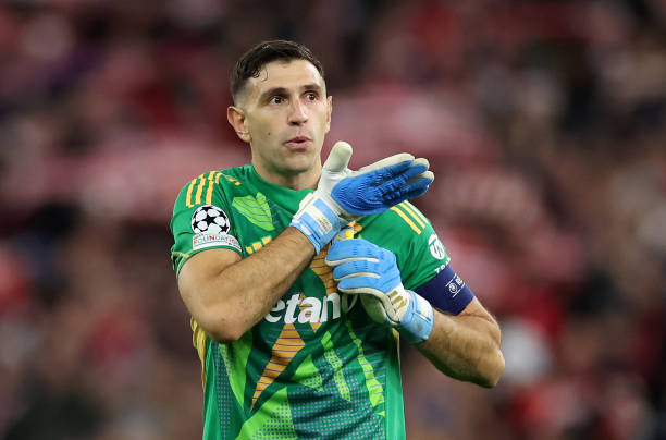 Ảnh minh họa cho bài viết về Man Utd trước ngã rẽ ở khung gỗ: Canh bạc giữa Martinez, Pope và một tài năng trẻ
