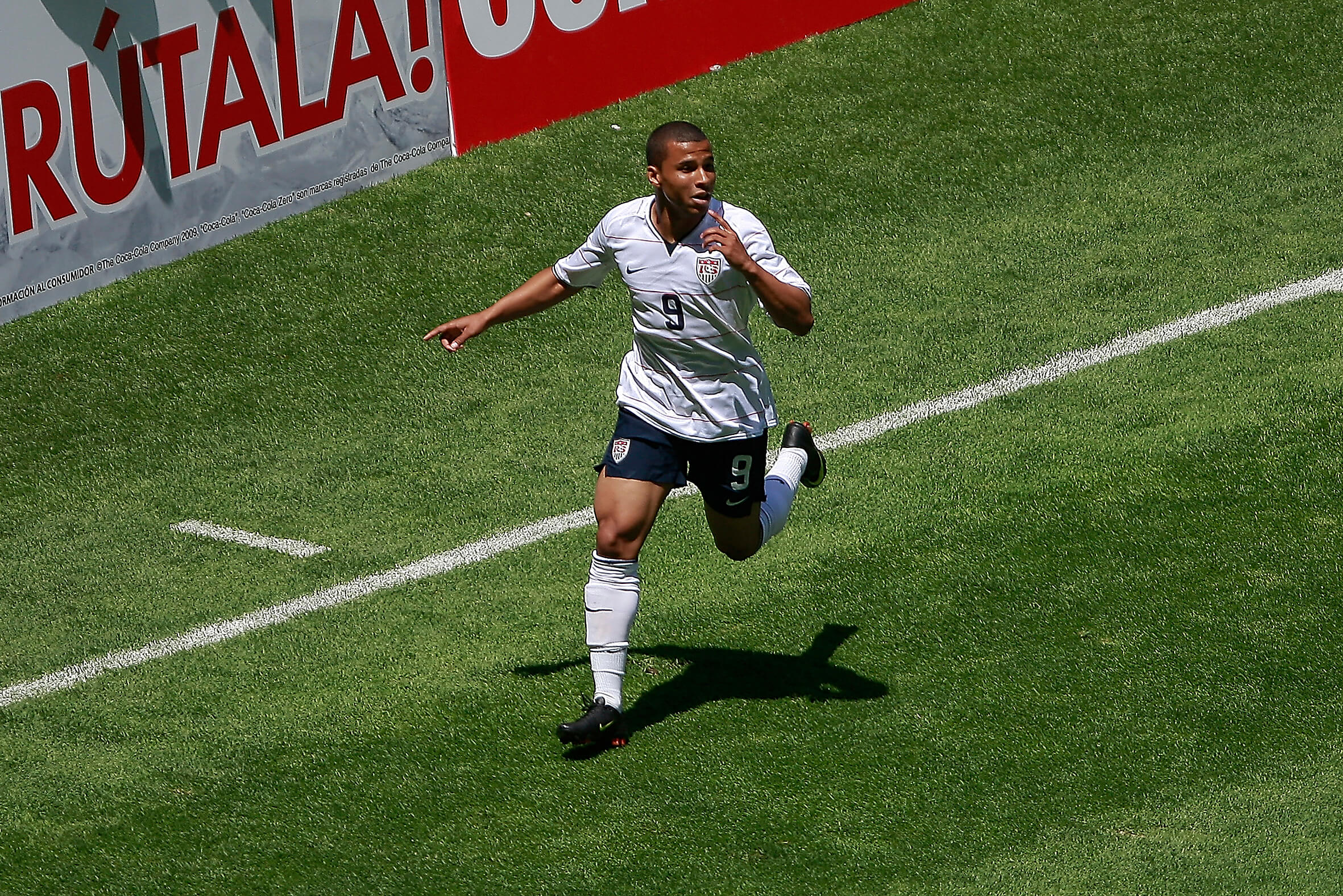 Charlie Davies ghi bàn vào lưới Mexico ở vòng loại World Cup 2010.