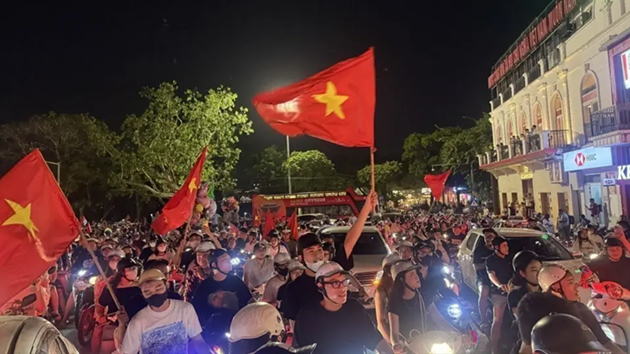 Truyền thông Trung Quốc ngạc nhiên với cảnh tượng ở Việt Nam sau chức vô địch