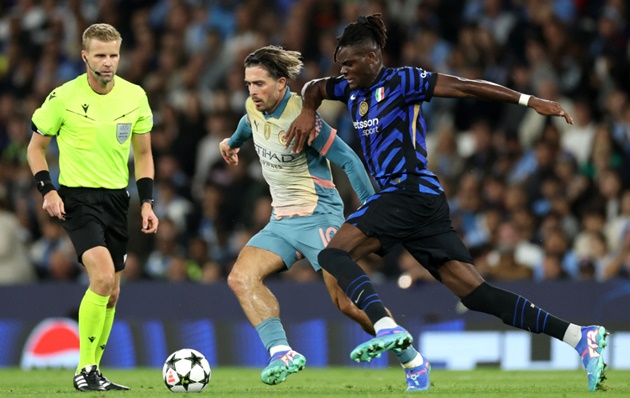 Yann Bisseck được West Ham và Palace nhắm đến.