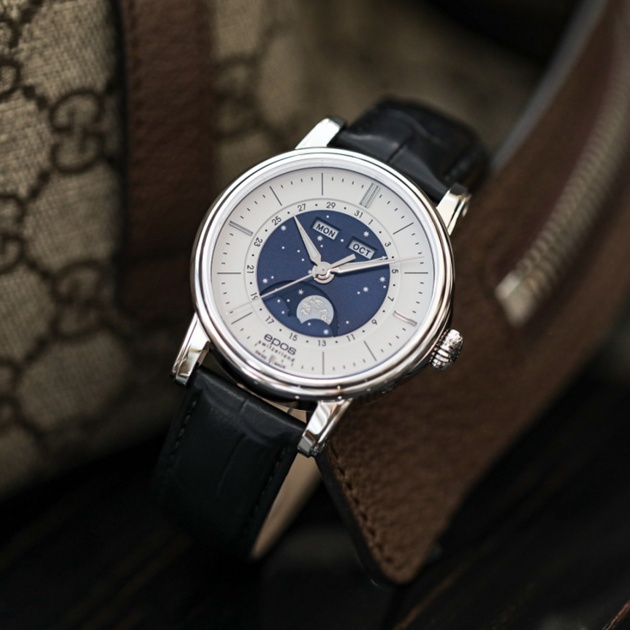 Đồng hồ Epos Swiss E-3439.322.20.18.25- đẳng cấp với mặt số moonphase mô phỏng bầu trời đêm đầy sao, kết hợp lịch thứ và ngày – tạo nên vẻ sang trọng và lãng mạn cho những ai yêu phong cách cổ điển có chiều sâu.