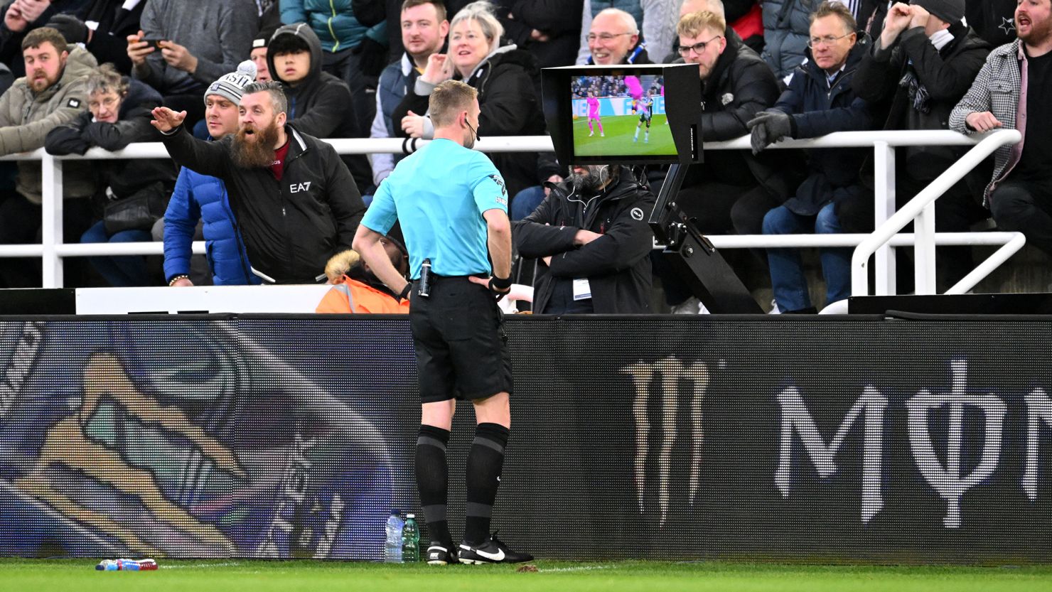 VAR đã thay đổi cách trọng tài điều khiển trận đấu