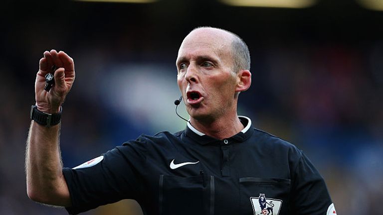 Trọng tài Howard Webb muốn người hâm mộ bóng đá cảm thông với các trọng tài