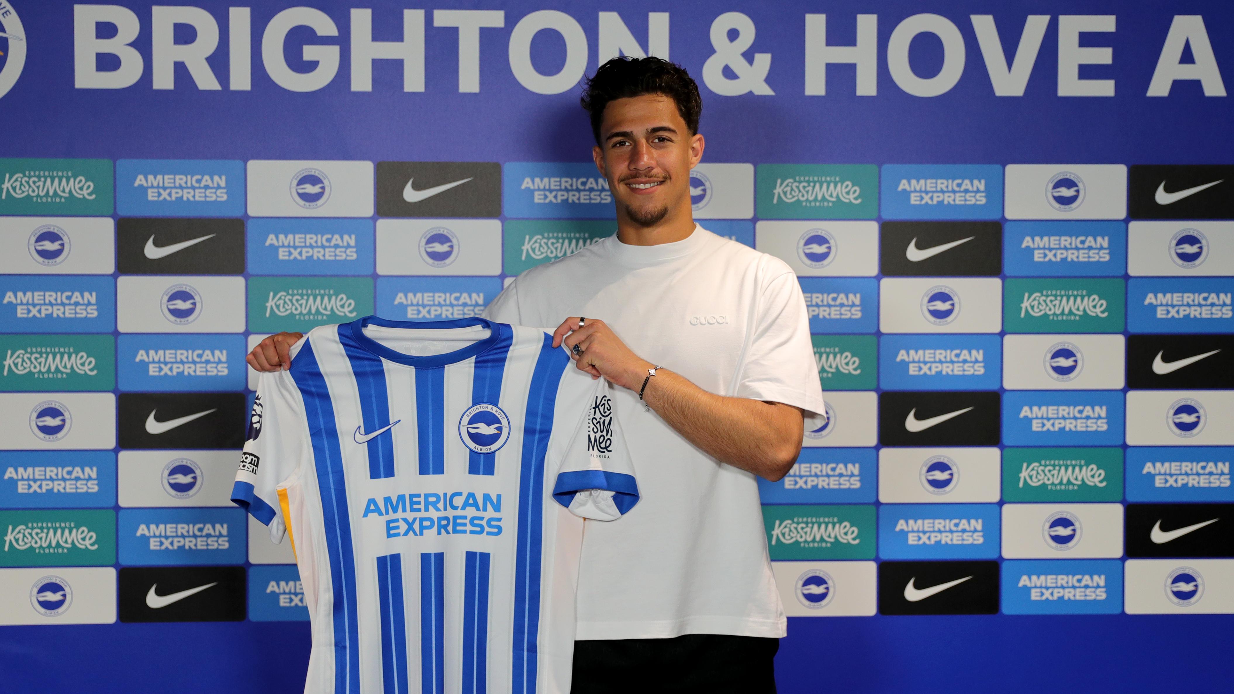Brighton lấp đầy hàng công với tiền đạo