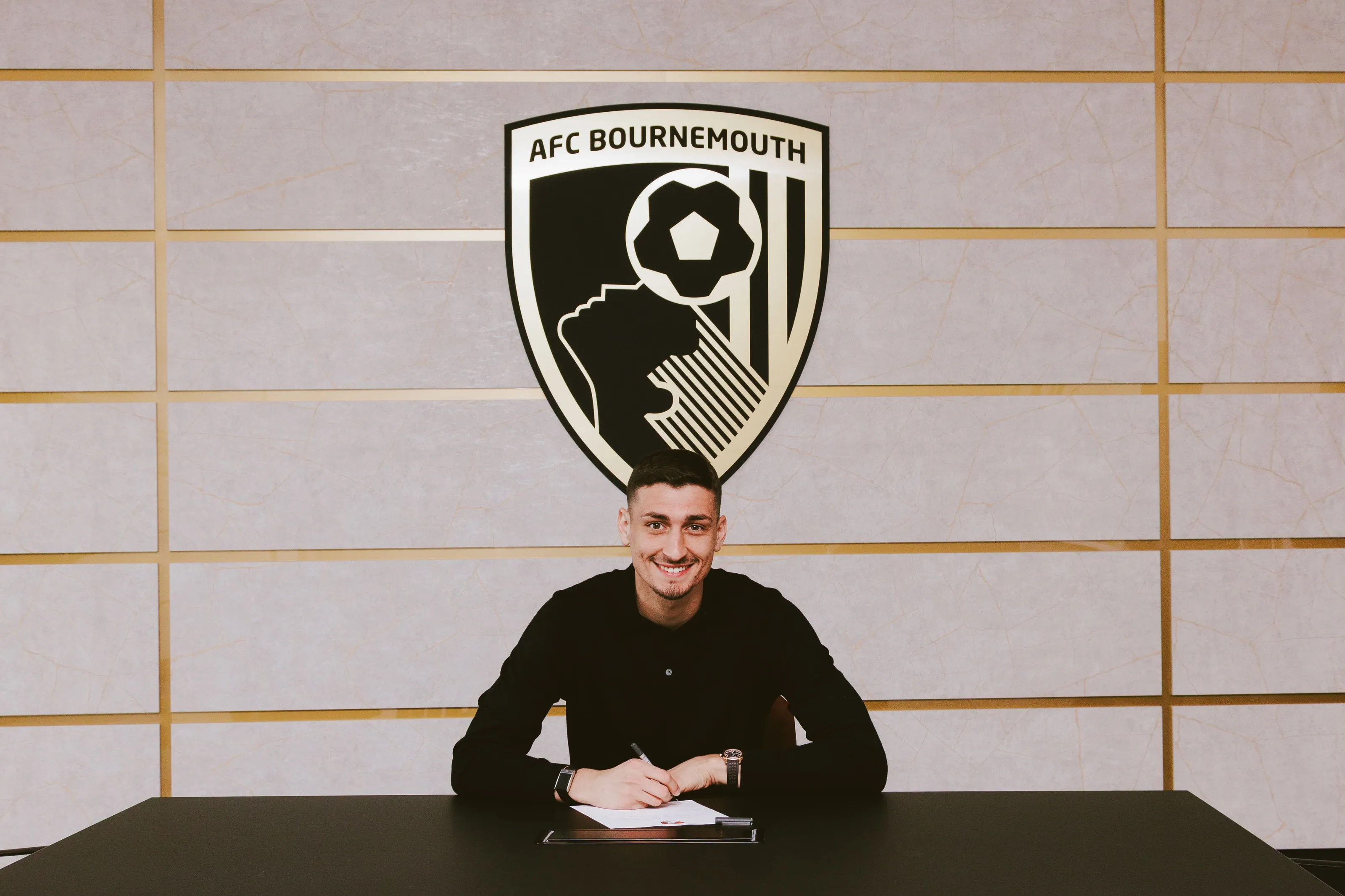 Thủ môn Pevtrovic gia nhập Bournemouth