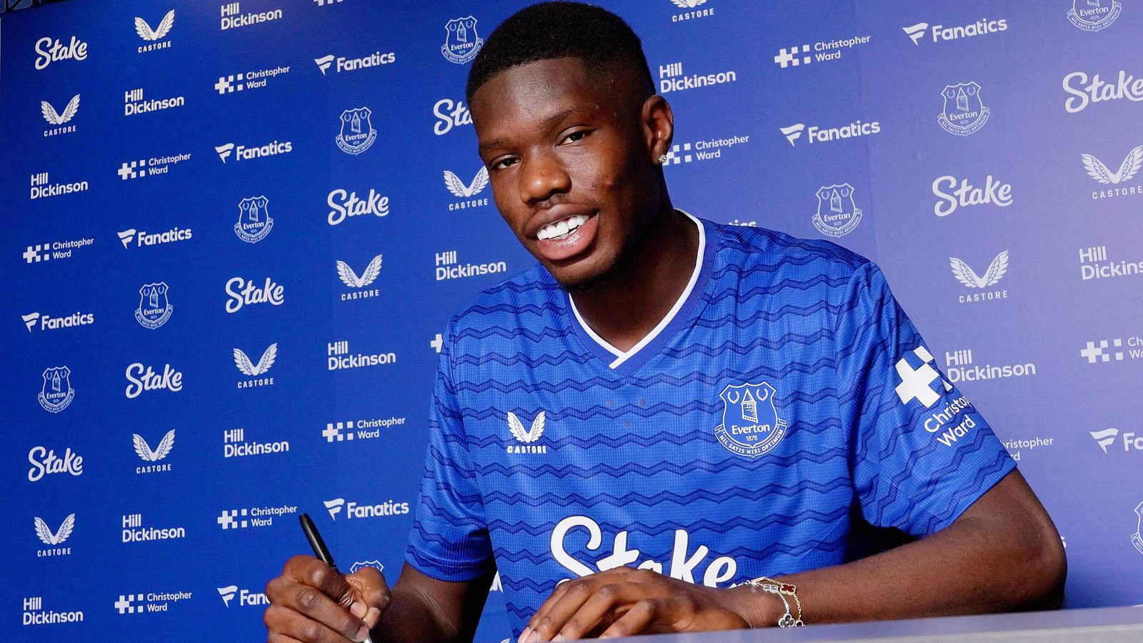 Barry chuyển tới Everton từ