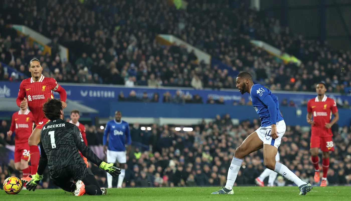 Beto mở tỉ số trong trận hòa 2-2 với Liverpool.