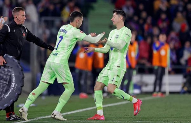 Ferran Torres thường chỉ đóng vai trò dự bị cho Robert Lewandowski.