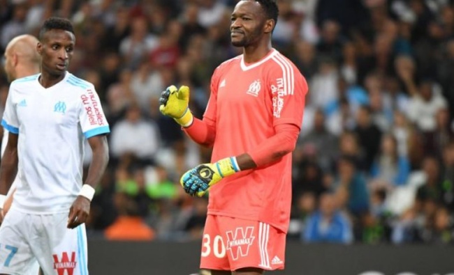 Thủ thành Mandanda trong màu áo Marseille.