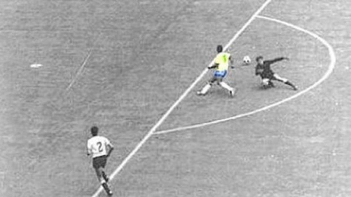 Pha lừa bóng của Pele qua người thủ môn Uruguya đã đi vào bất tử