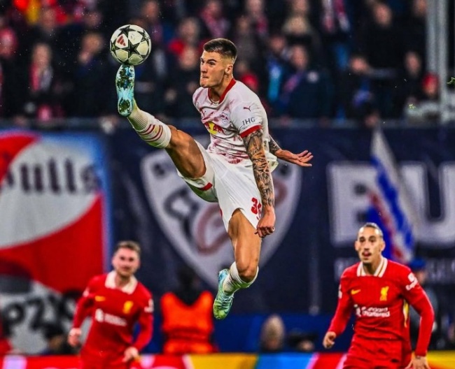 Sesko ở trận đấu với Liverpool.