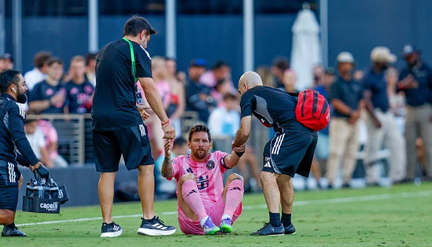 Lionel Messi chấn thương rời sân sớm.