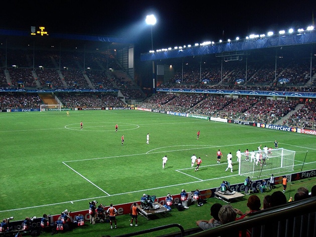 Lille đối đầu AC Milan tại UEFA Champions League 2006–07.