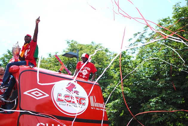 Aurélien Chedjou và Gervinho ăn mừng cú đúp năm 2011.