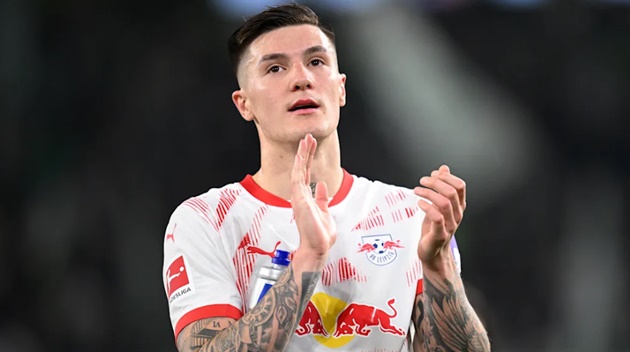 Ảnh bài viết Tại sao Arsenal lại hưởng lợi nếu MU chiêu mộ Sesko?