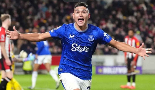 Carlos Alcaraz trong màu áo Everton.