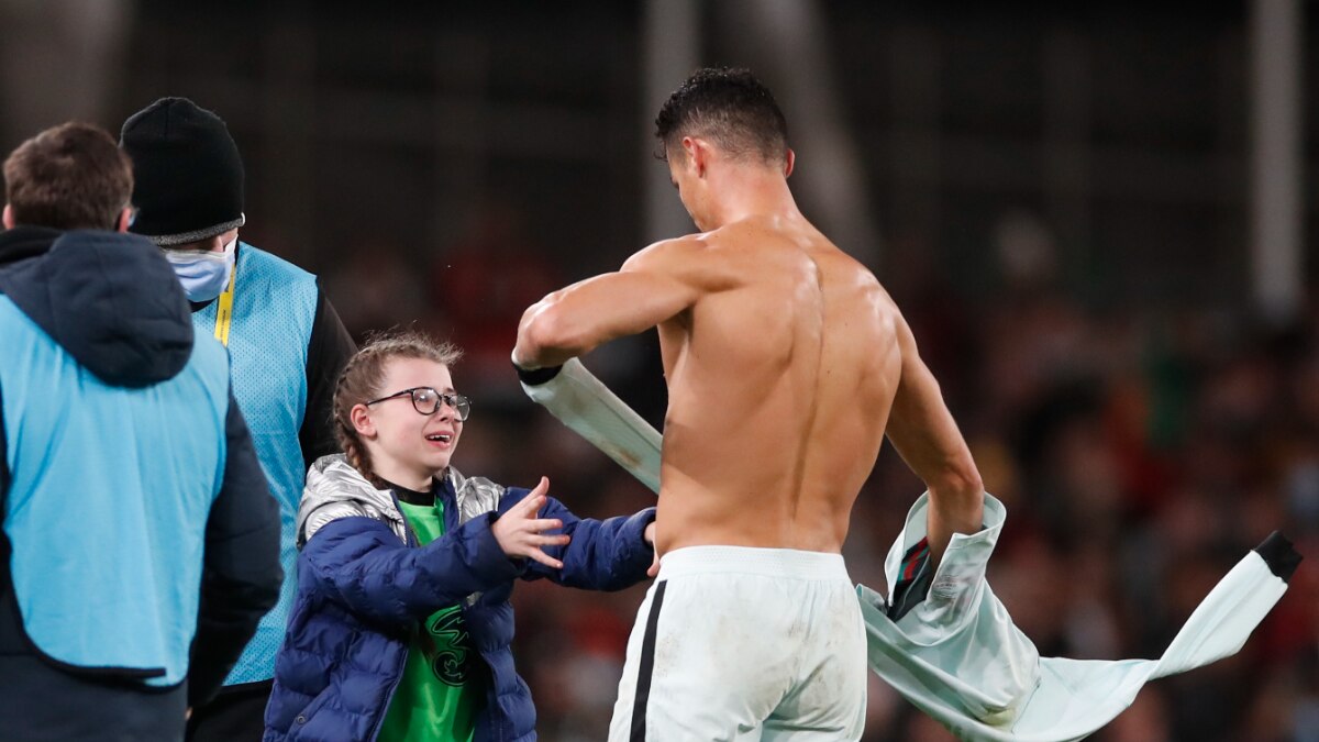 Ảnh bài viết Đồng đội cũ tiết lộ: Ronaldo đã tốn gần 90.000 bảng trả tiền cho áo đấu tặng CĐV