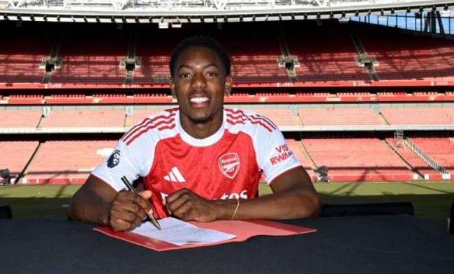 Lewis-Skelly gia hạn hợp đồng với Arsenal.