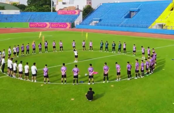 Các đồng đội chia tay Tiến Linh.