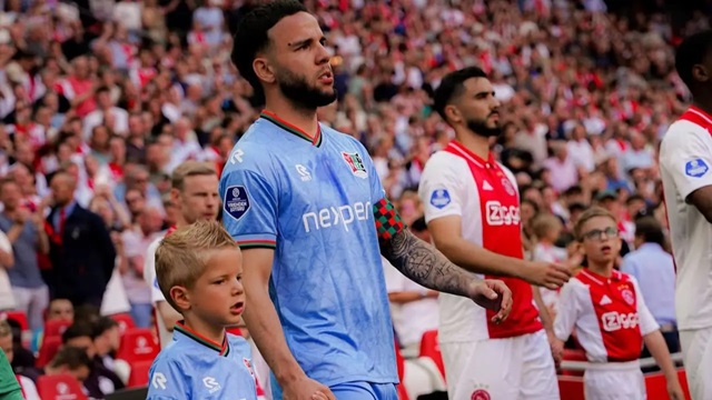 Calvin Verdonk trong trận gặp Ajax.