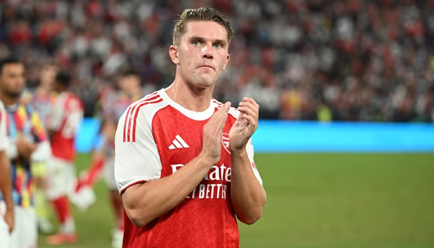 Các CĐV Arsenal chờ đón màn ra mắt của Viktor Gyokeres tại Emirates.