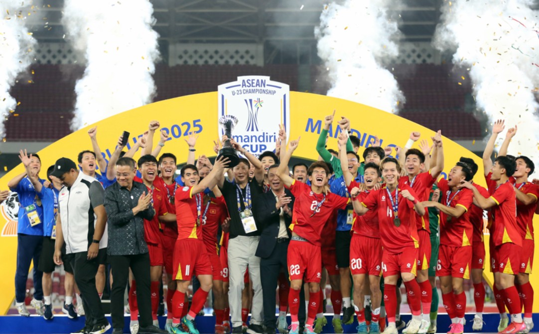 Các cầu thủ U23 Việt Nam vừa đăng quang ngôi vương khu vực nhưng gặp khó trong việc tìm suất đá chính ở V-League. Ảnh: VFF.