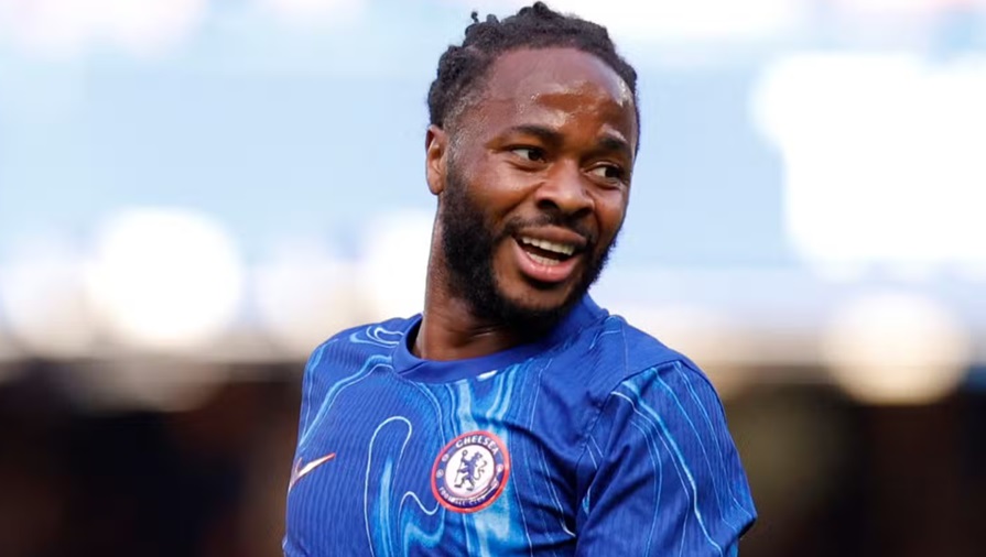 Sterling đã bị Chelsea gạch tên khỏi trang web.