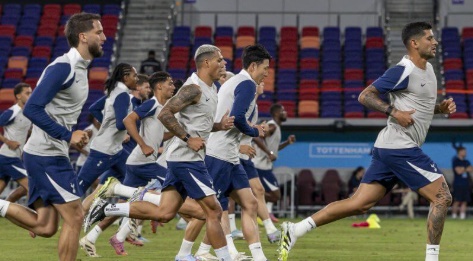 Các cầu thủ Tottenham trong buổi tập mở tại Sân vận động Kai Tak, Hồng Kông.