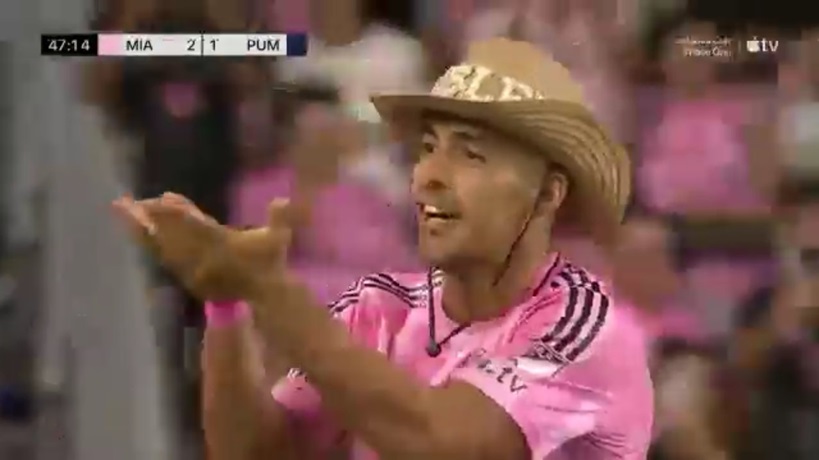 Suarez bị từ chối bàn thắng sau khi ăn mừng sinh nhật con gái.