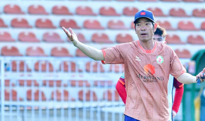 HLV Trịnh Duy Quang trên sân tập CLB Quy Nhơn United. Ảnh: CLB Quy Nhơn United.
