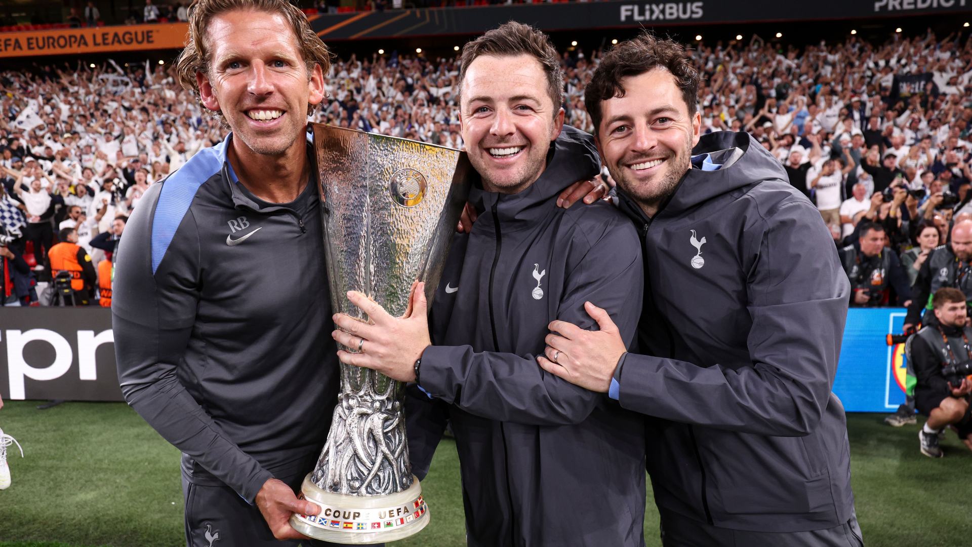 Mason (ngoài cùng bên phải) giành chức vô địch Europa League với Spurs