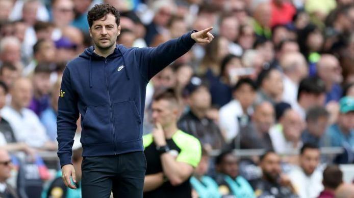 Ryan Mason chia tay Spurs để bắt đầu sự nghiệp HLV