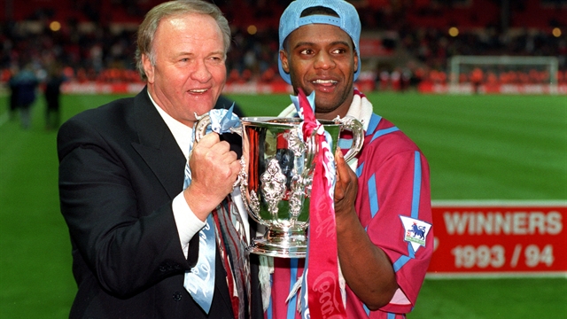 Ron giành chức vô địch League Cup cùng Aston Villa