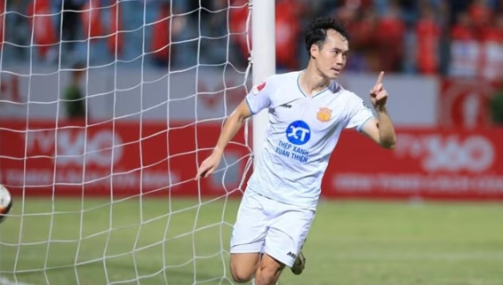 Văn Toàn tự tin cạnh tranh suất đá chính với các ngoại binh tại Nam Định.