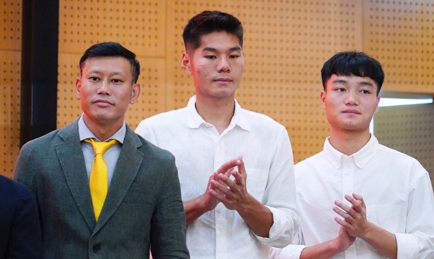 HLV Thạch Bảo Khanh (vest đen) sẽ có một mùa giải đầy thử thách.