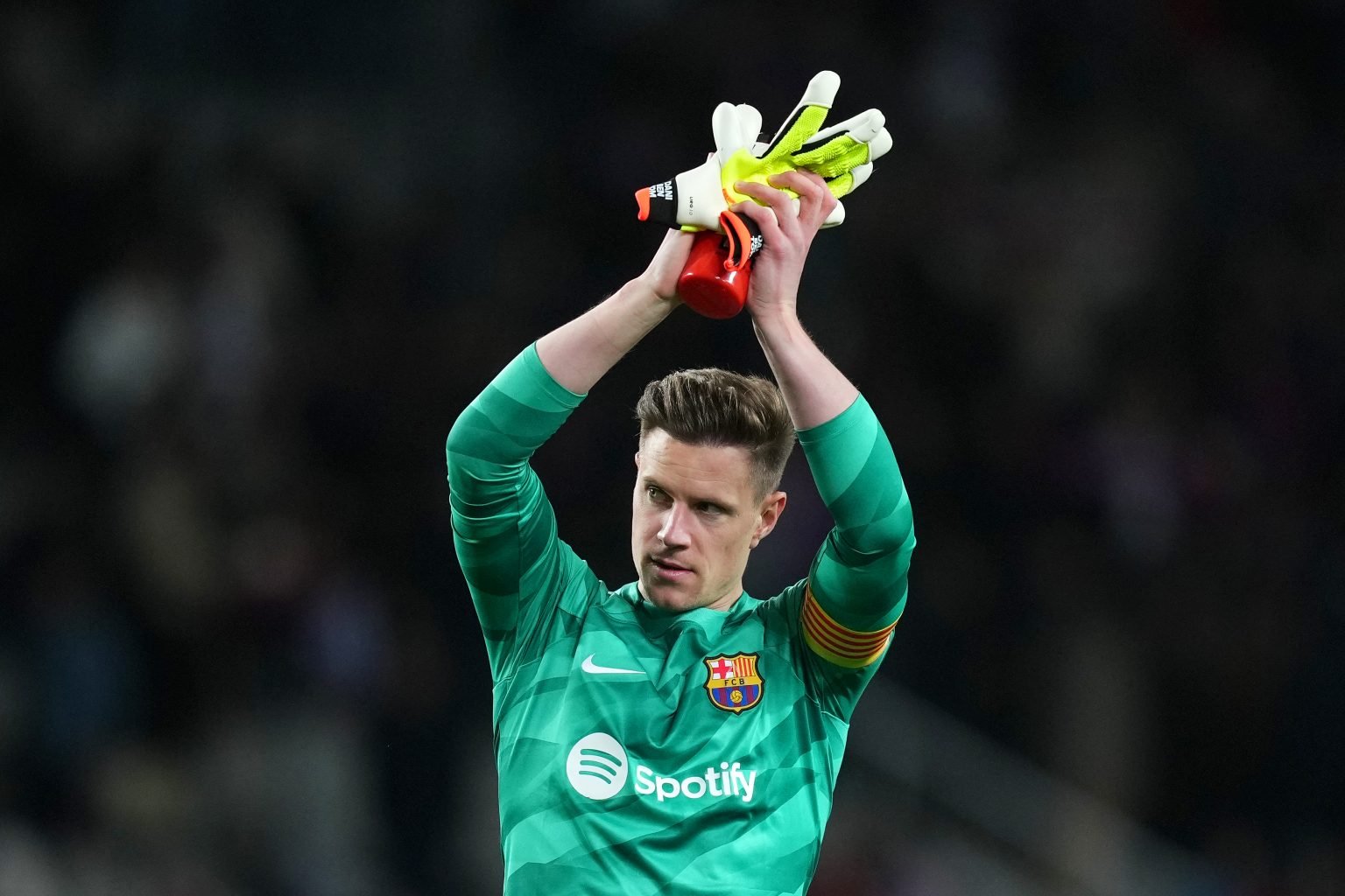 Ter Stegen đã bị tước băng đội trưởng.