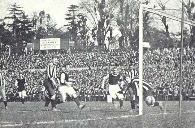 Harry Hampton ghi bàn trong trận chung kết Cúp FA năm 1905.