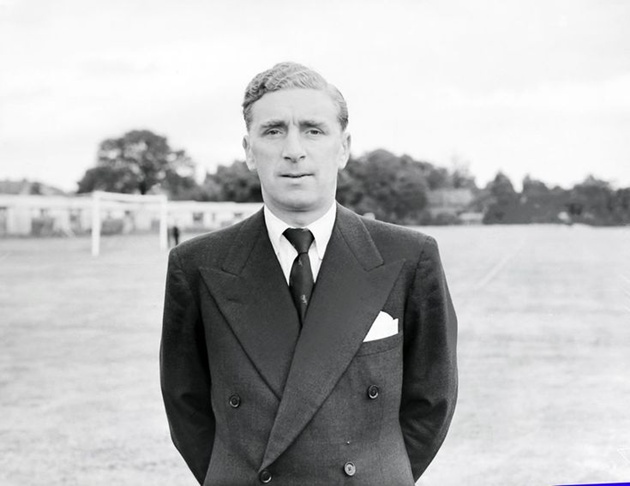 Alex Massie trong vai trò HLV Aston Villa vào năm 1945.
