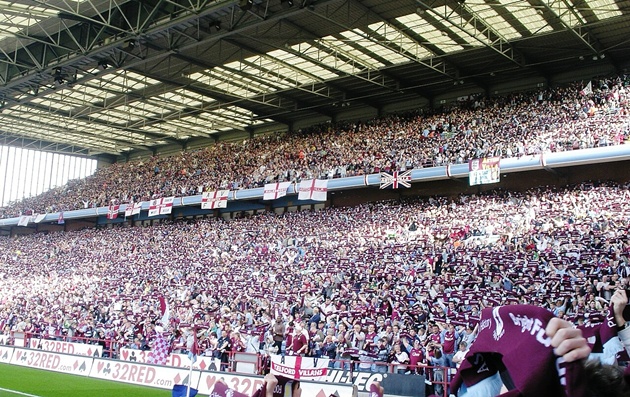 Khán đài Holte End được chuyển đổi thành khán đài toàn ghế ngồi vào năm 1994.