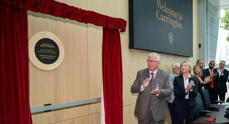 Sir Alex Ferguson khánh thành tấm bảng tưởng niệm lễ tân quá cố của câu lạc bộ, Kath Phipps.