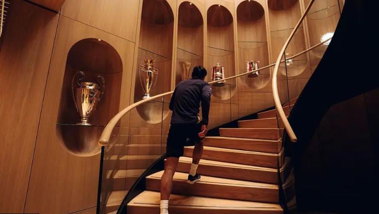 Những chiếc cúp được trưng bày dọc cầu thang bên trong Carrington sau khi được nâng cấp.