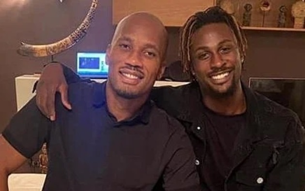 Guessand và thần tượng Drogba.