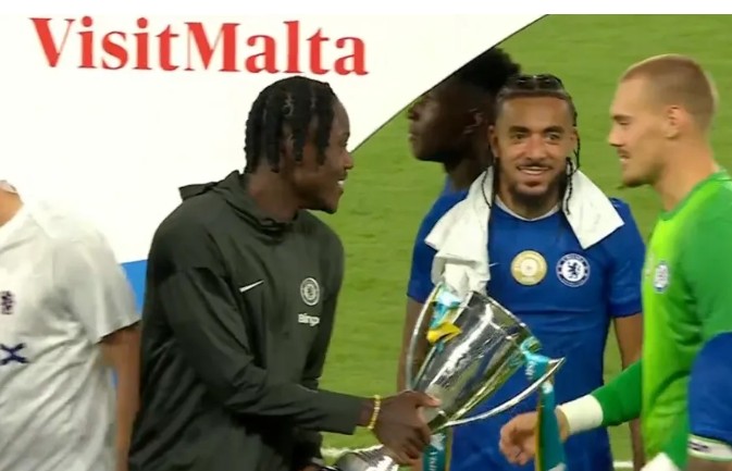 Ảnh bài viết Jorgensen trêu đùa Chalobah trong lễ nâng cúp của Chelsea