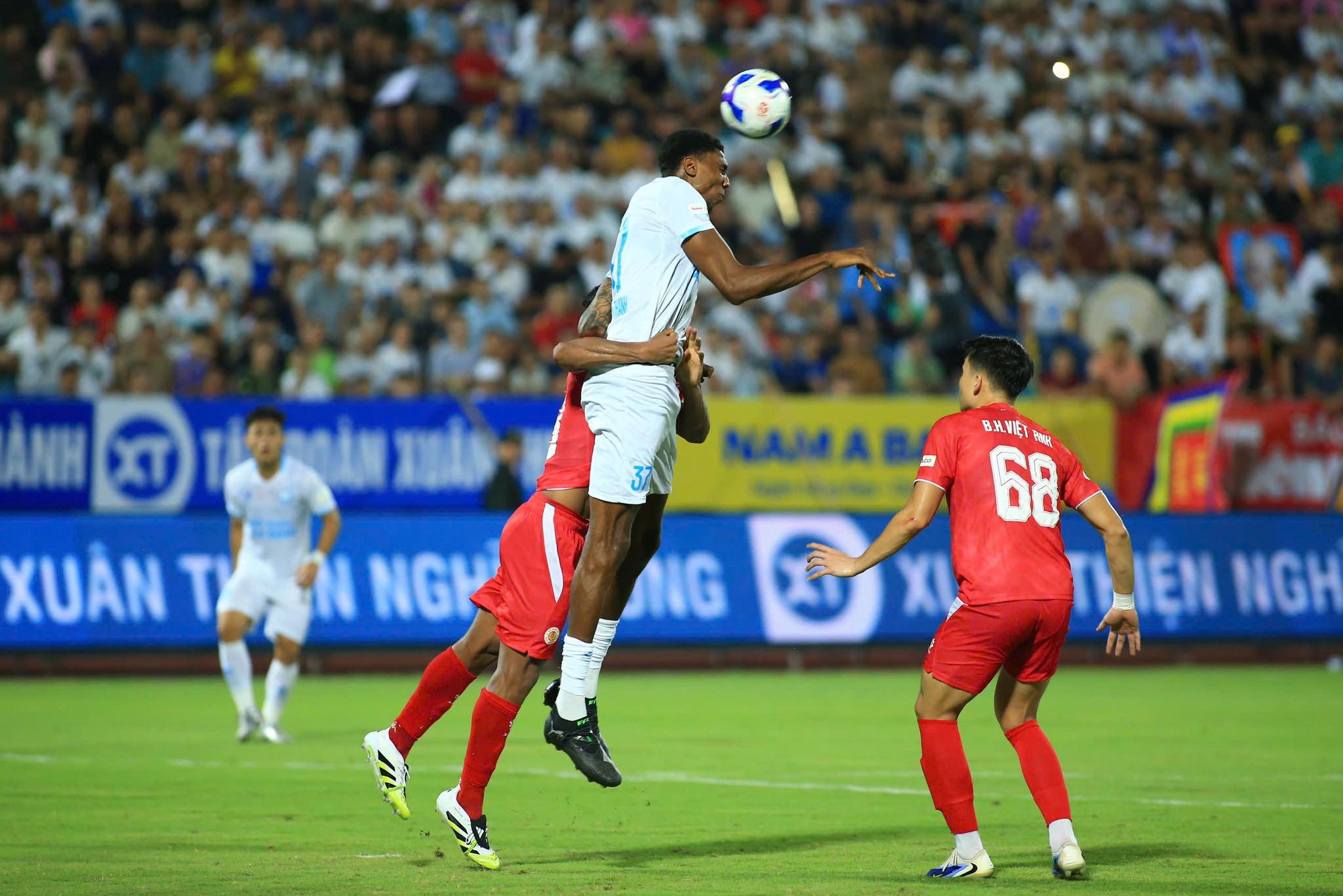 Nam Định và CAHN cống hiến màn so tài kịch tính. Ảnh: Nam Định FC.