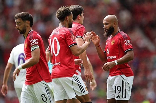 Mbeumo chơi năng nổ trên hàng công MU.