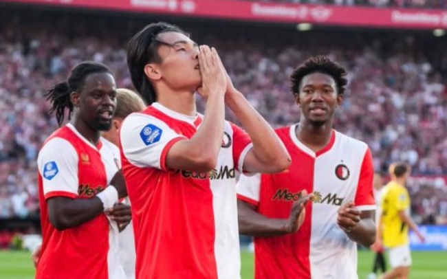 Feyenoord thắng Breda 2-0.