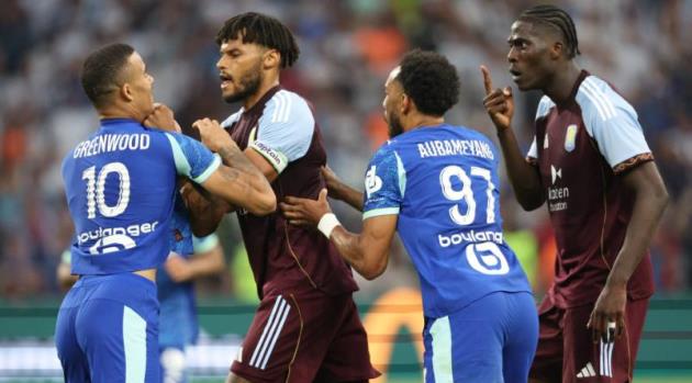 Greenwood bị Tyrone Mings xé áo.