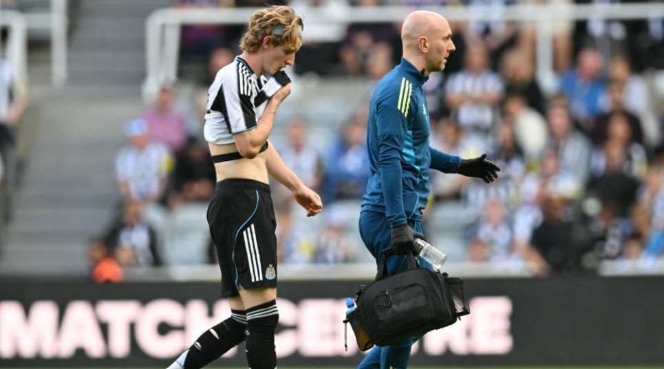 Anthony Gordon tập tễnh rời sân ở thất bại mới đây của Newcastle United trước Atletico Madrid.