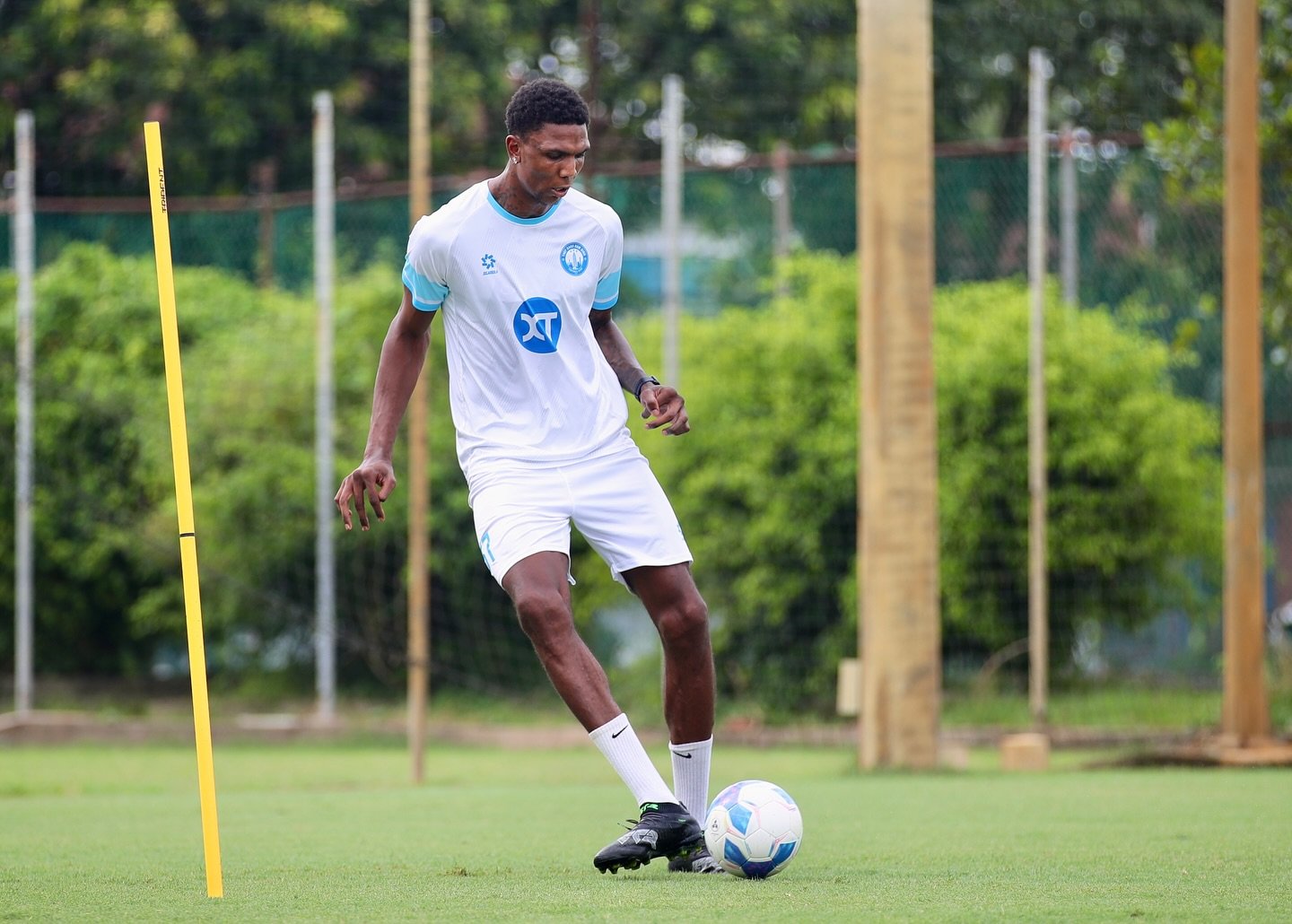 Đình Trọng ấn tượng với chiều cao của Kyle Hudlin.